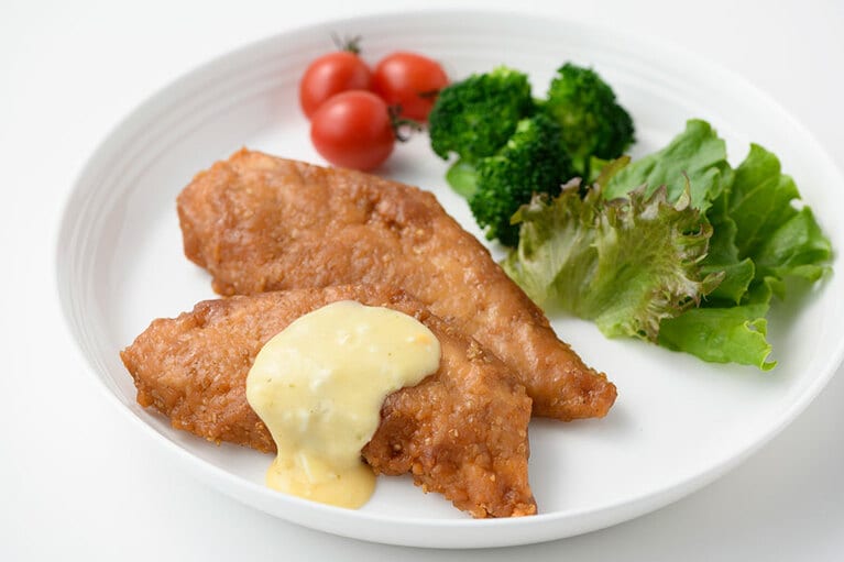 【佐賀県】みつせ鶏本舗の「みつせ鶏ごまチキン南蛮」980円(2本×2袋、280g)。