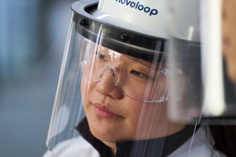 デモプラントを見つめるミランダ。彼女の次なる目標はプラントの連続1000時間稼働だ。同時に大幅なCO2の削減達成も目指す。© Rolex/Greg White