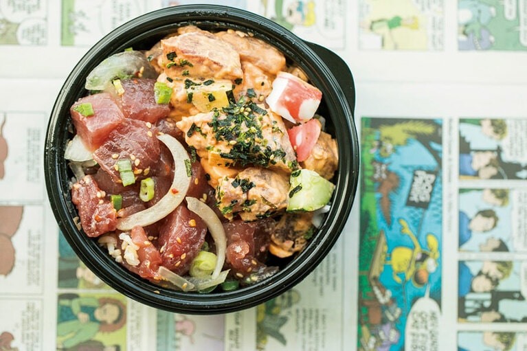 アヒ・ショウユ(左)と、これにカニやスパイシーマヨを加えたカリフォルニア(右)。フリカケなどのトッピングも用意。白米、玄米あり。隣のレストランに持ち込み可。