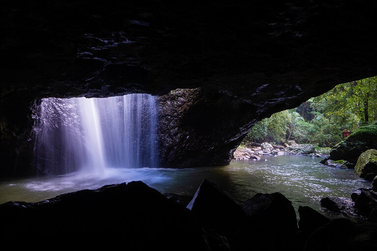 岩が侵食されて生み出された造形美に驚嘆。