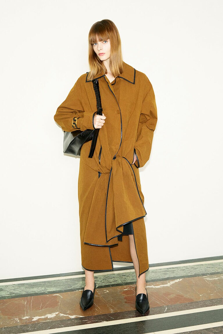 今季提唱したいルックがこちら。レザーで縁取りを施し、前で結ぶスタイルのトレンチコート。