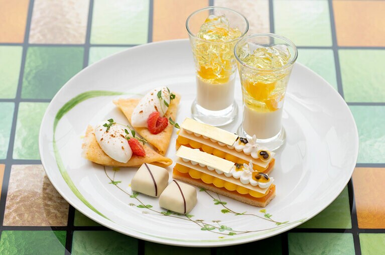 スタンド上段、スイーツプレートのイメージ。スイーツは全4種。中段はホテル特製スコーン。