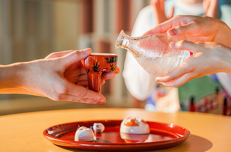 天狗の酒坏はかなり大きい（鼻の先まで酒が入る）。