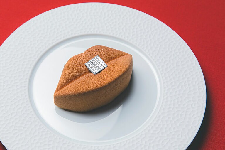 秋のテイクアウトスイーツ「ビズ ビズ ノワゼット」1個1,200円(写真)、「ムース・オ・フロマージュ」780円(ともに税込)。