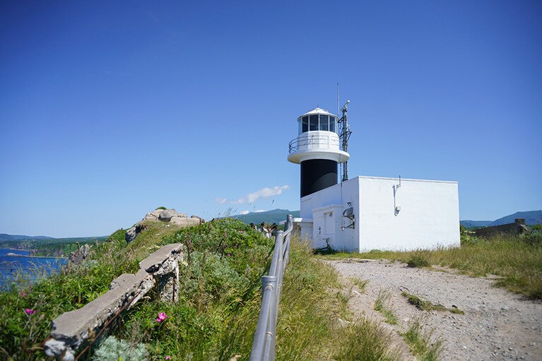 小振りな神威岬灯台。地面から灯台のてっぺんまでは12メートルほど。