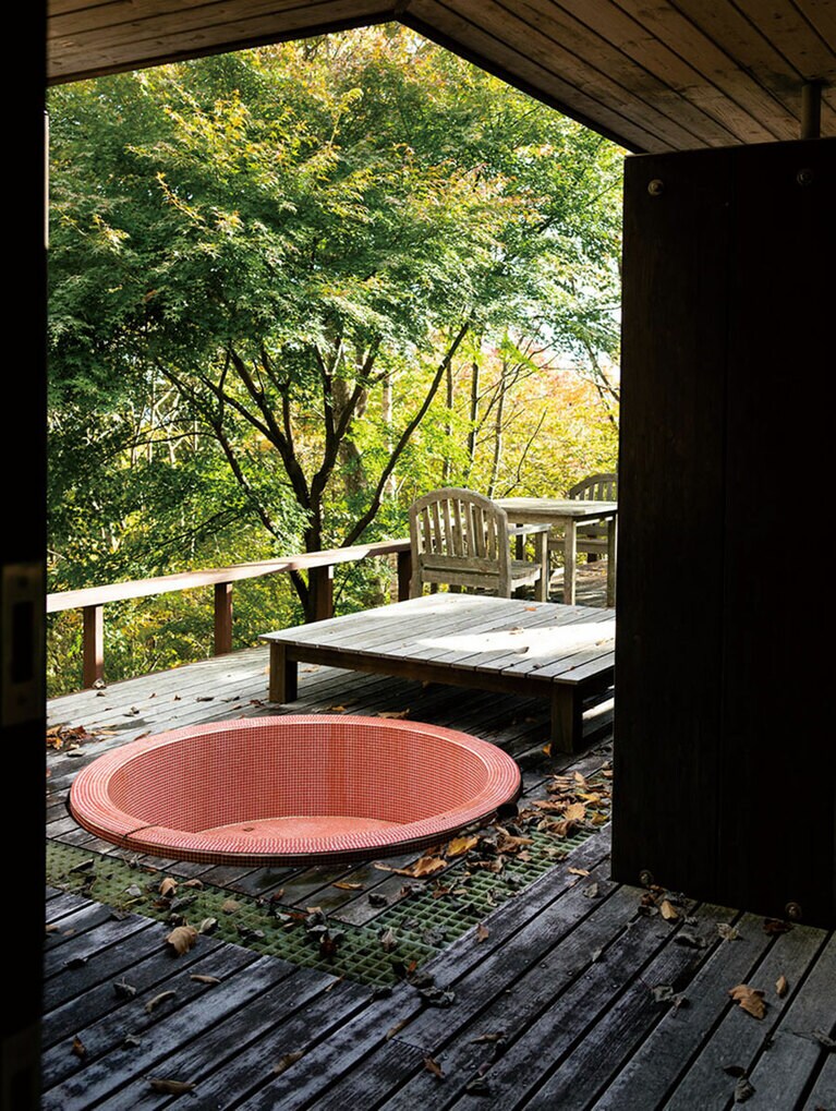 ウッドデッキには露天の深い浴槽とサウナが。