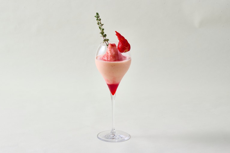 「Yakult1000」の原料液をベースに、⽩桃やストロベリーのシロップ、フレッシュミルク、いちごを合わせ、桜パウダーをアクセントに仕上げたノンアルコールドリンク。〈桜香るベリーヤクルト with Yakult1000〉1,650円（税込サ別）