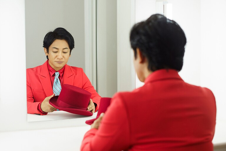 海外では原色の服を着ることもある、と片岡愛之助さん／撮影　文藝春秋