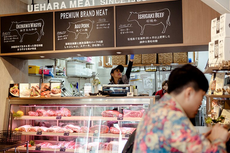 ［上原ミート 市場前本店］洗練されたデザインのミートショップ。