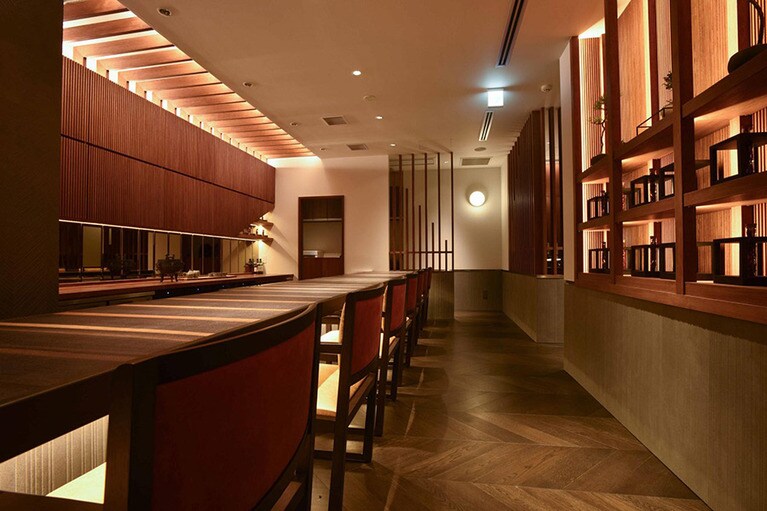 カウンターでは、シェフズテーブルばりに調理の様子が見られるのも魅力。