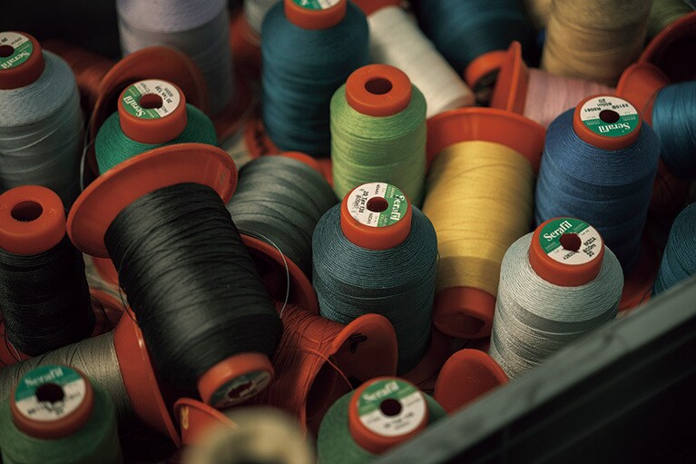 ステッチに使う色とりどりの糸。