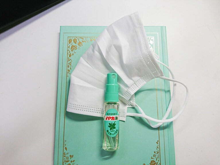 天然のメントール効果は強力！　マスクからは遠く離してシュッとして。