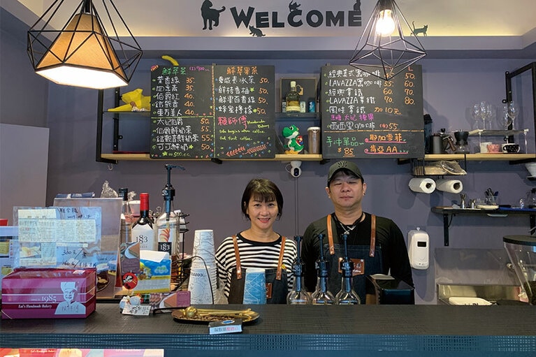 店を担当する長女、ケーキを焼くのを手伝う長男。兄弟で母の味を守っています。