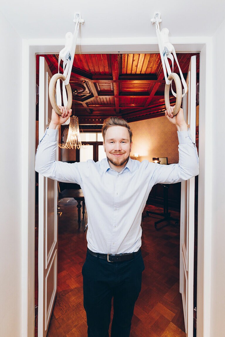 2020年5月20日(水)に開催されるのは、起業家、コーチ、アウトドア愛好家のJukka Joutsiniemiさんによるインスタグラムライブ「フィンランド人と自然を感じよう」。参加するときは、着心地のよい服を着ること、好みでコーヒーかティーの用意して。