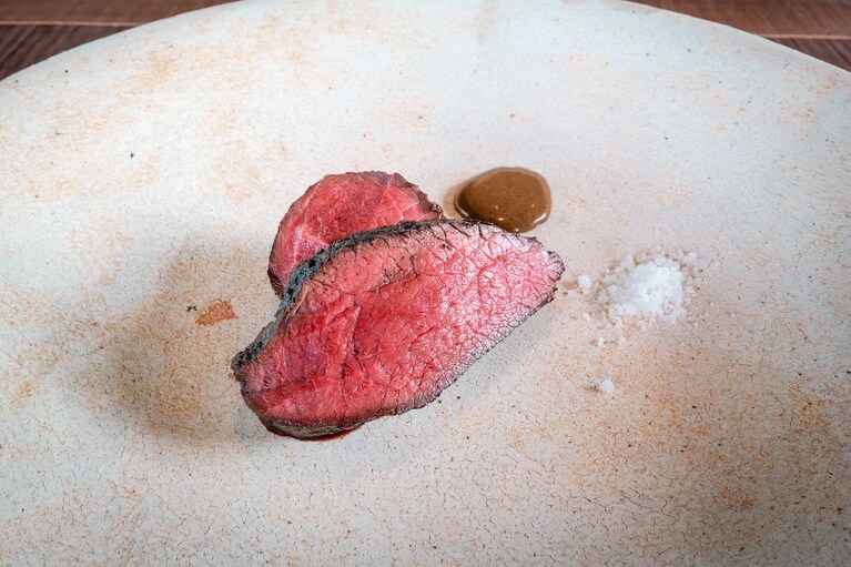 「鹿肉ウチモモ 小諸エゴマ」やわらかく新鮮な肉はくせのない味わいで、ワインとの相性も抜群。（撮影：石川博也）