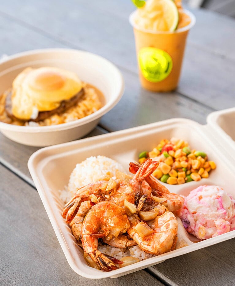 ぷりぷりの大きなエビが美味な「ガーリックシュリンププレート」1,450円、特製グレービーソースがクセになる「ロコモコボウル」1,200円、「季節のオリジナルスムージー」900円。