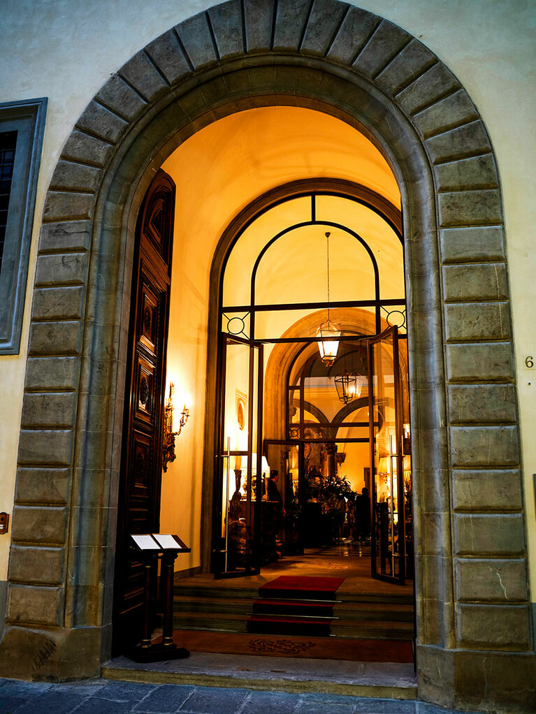 マジカルな空気が漂う正面玄関。