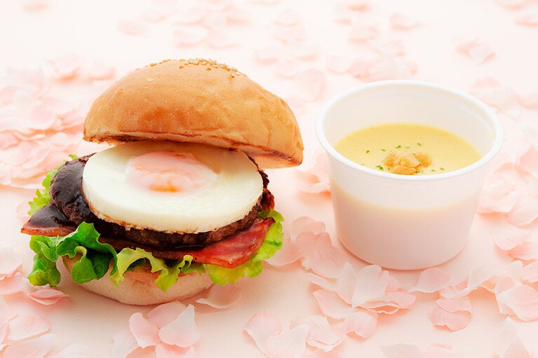 【桜テイクアウト】レストラン 桂 お花見バーガー＆コーンポタージュスープのテイクアウトセット。