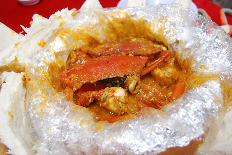 カニは殻付なので、皿に取って食べた。カニパンという気軽な名前からは想像できない豪華な料理。カニは蒸し焼きになっているため、うま味が凝縮していた。