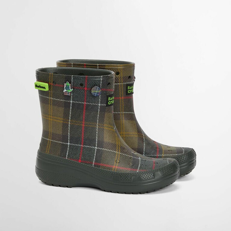 BARBOUR×CROCS “タータンチェック ウェリントン ブーツ”（ジビッツチャーム付き）／14,850円。