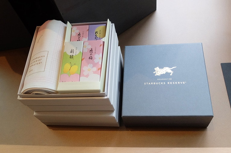 「スターバックス リザーブ ロースタリー 春パッケージ小形ようかん & Furoshiki サクラ × とらや」3,300円。ロースタリー 東京限定。