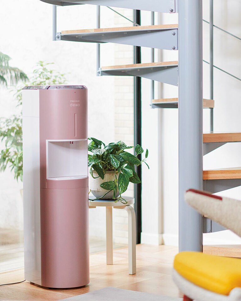 世界的なデザイナー安積伸氏による機能性を兼ね備えたデザイン。「ローズトープ」という名のカラーがシック。