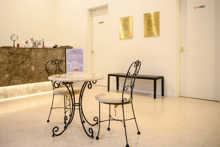 待合室には、BTSのジョングク、TWICEのジヒョなど著名人のサインが多く並ぶ。