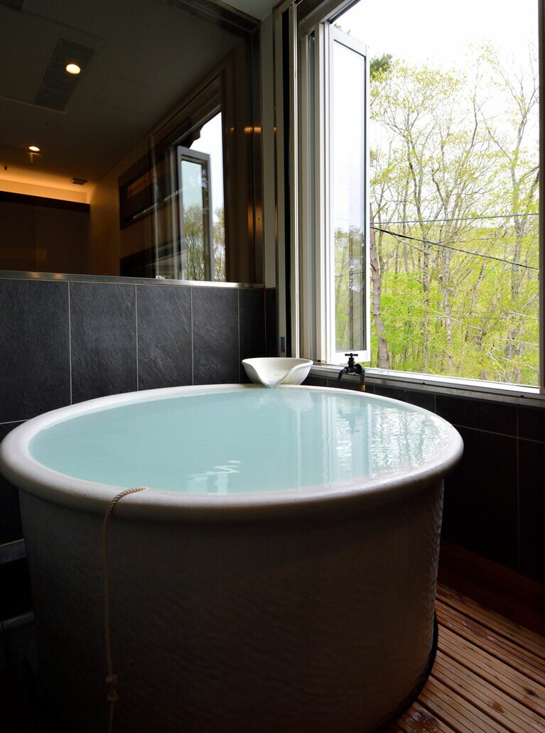 温泉付きの部屋も。スイートルームは源泉かけ流しの半露天風呂付き。