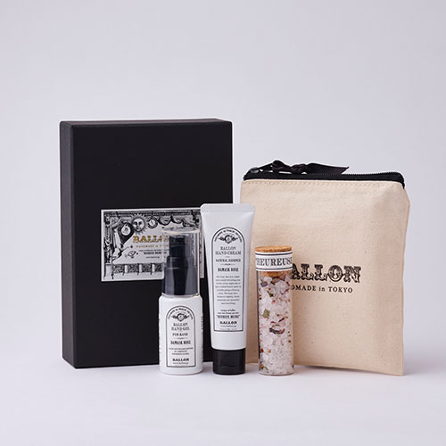 ミニコフレセット 2種(Herbal Blendのセット/ Damask Roseのセット) セット内容:ハンドクリーム/アルコールハンドジェル /アロマバスソルト Winter Forest(ミニサイズ)/ミニポーチ 価格:各5,280円(税込)