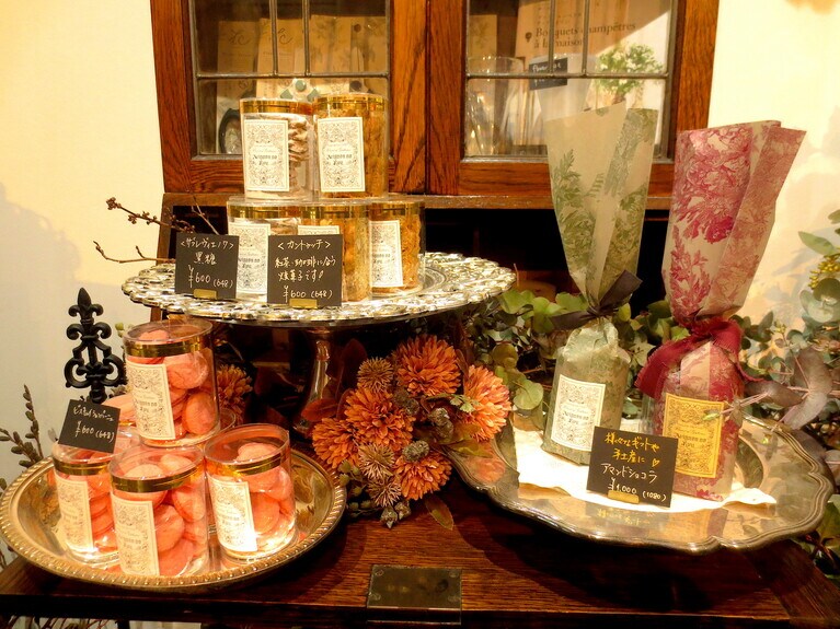 シェフ特製のコンフィチュール、焼き菓子、クッキースコーンなどを、1階で販売。