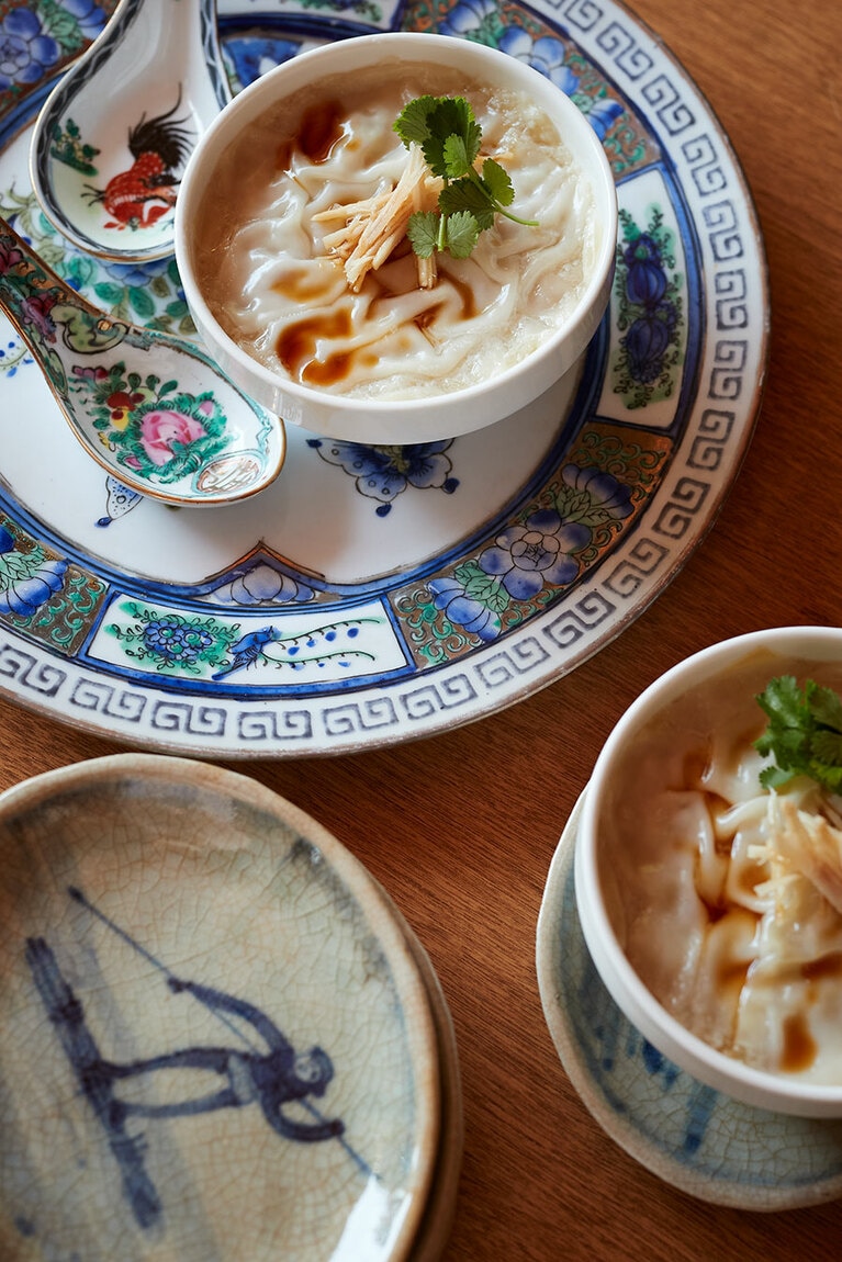 香港で購入したお皿に盛りつけて／撮影 邑口京一郎