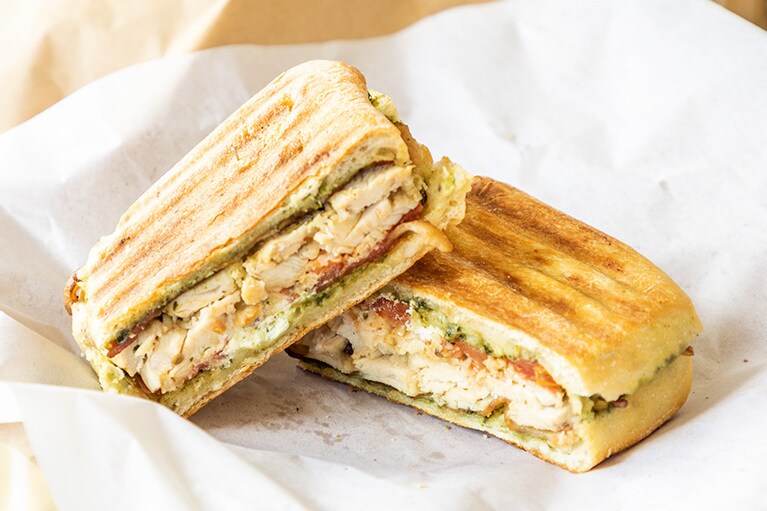 バジルペースト・チキン・パニーニ 10.25ドル。