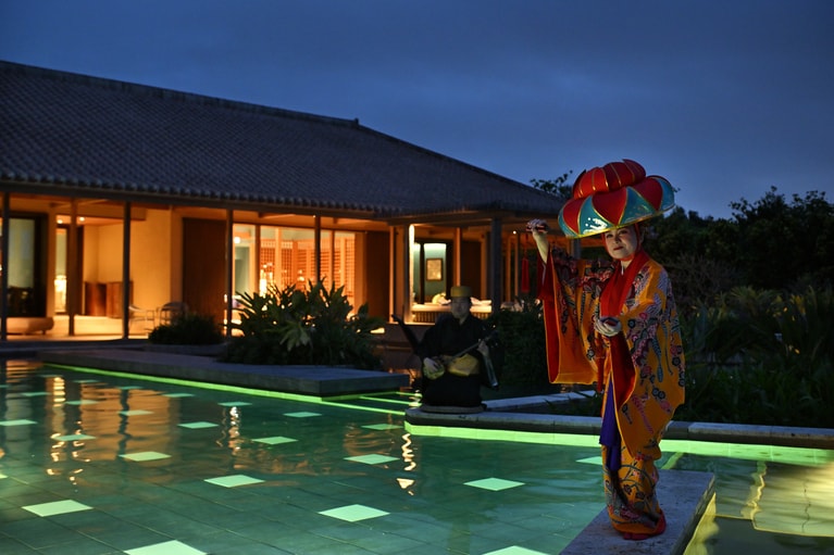 かつての沖縄では、中国からの使者を伝統芸能でもてなした。このプログラムでは、月見や五穀豊穣への祈りなど、旧暦の秋にふさわしい演目でゲストを迎える。