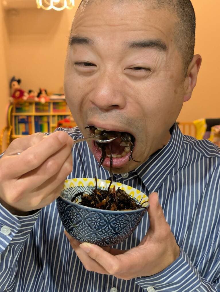 おいしそうにひじきを頬張る山名さん。
