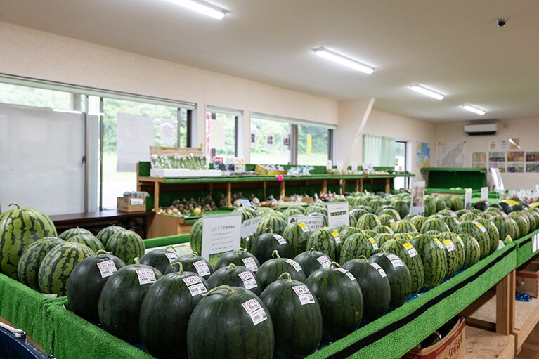 「西三川くだもの直売センター」は7月中旬にスイカからスタートし、〆はサンフジ。