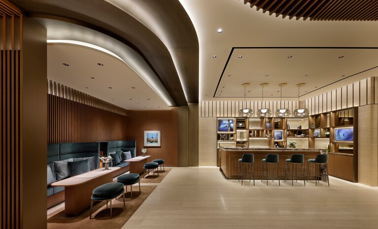 広々としたラウンジ＆カウンターバー。落ち着きのあるエレガントなインテリアでくつろげる。