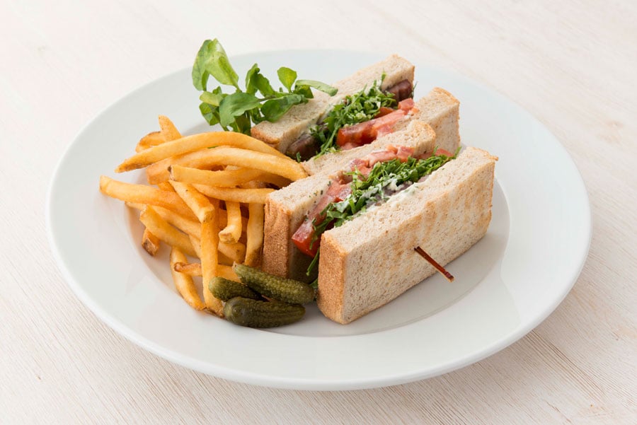 ベーコン、ケール、トマトを使った食べ応えのある「BKT サンドウィッチ」1,250円 (テイクアウトの際は専用容器での提供)。