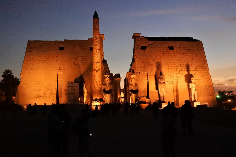 第1塔門前のオベリスクとラムセス2世像。ルクソール神殿は夜9時まで入場できる。