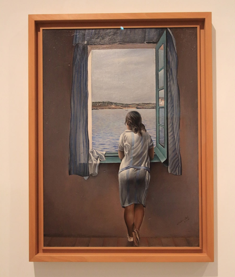 サルバドール・ダリの「窓際の少女」。ダリと言えばシュールレアリズムの絵が有名だが、妹をモデルにして、1925年、21歳の時に描いた作品。