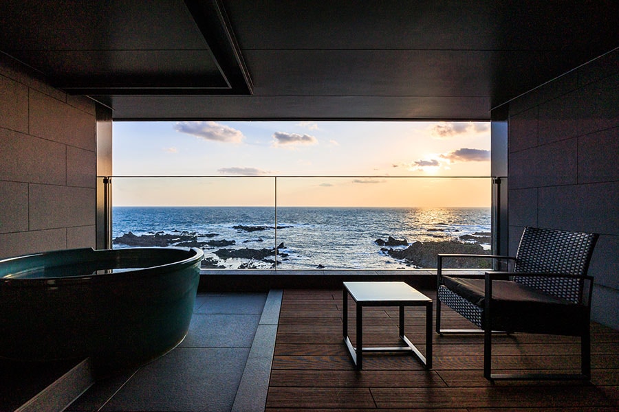 眺望テラスに露天風呂を構え、日本海の絶景をひとり占め。