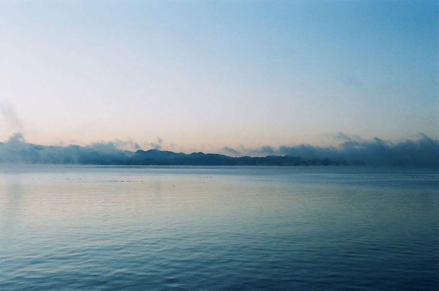日の出前の猪苗代湖。靄に包まれ、幻想的な雰囲気を醸し出した＝2019年11月9日午前6時、岩倉しおり氏撮影