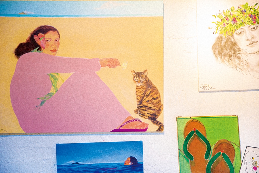 女性と一緒に猫が描かれている作品が多い。写真左のタイトルは「ノイラニ＆フテフィ」。ポスターは12×16インチのスモールサイズで60ドルくらい。カリフォルニア生まれのペギー・ホッパーは1963年にハワイに移住し1969年より画家として活動している。