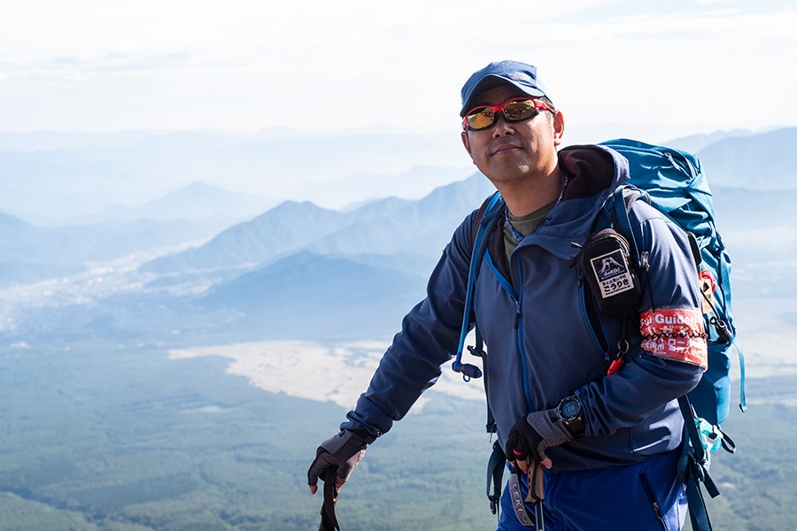 1回1組5名まで(最少催行人員2名)というプライベートのツアーを率いるのは、富士登山歴650回を超える「富士山登山学校ごうりき」の近藤光一さん。