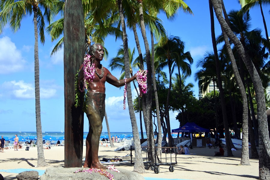 ハワイ初のオリンピアンにして金メダリスト、そして伝説のサーファーの、デューク・カハナモク像が見守っています。
