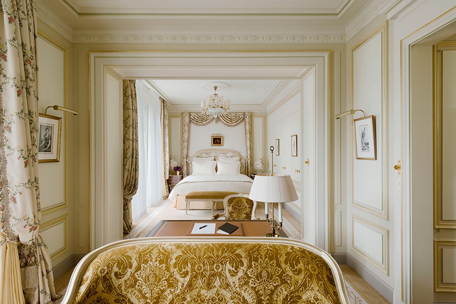 フランスの伝統的な家具を調和させた客室。