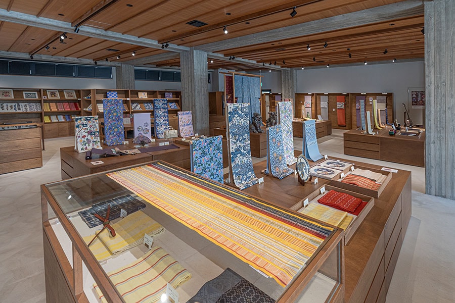首里染織館suikaraの館内。1階の展示ギャラリーには、びんがたと首里織の作品が数多く飾られています。