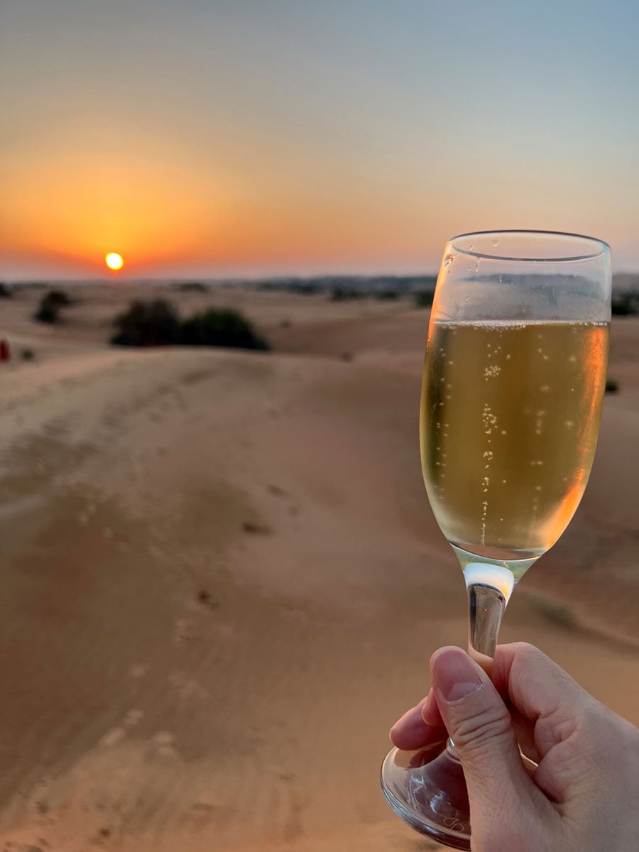 砂漠の真ん中でグラスを傾けながら眺める夕日の、なんと美しいこと！