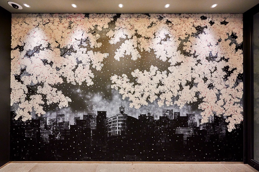 館内に飾られている壮観なアート作品、柏原晋平さん作「銀座と桜」。