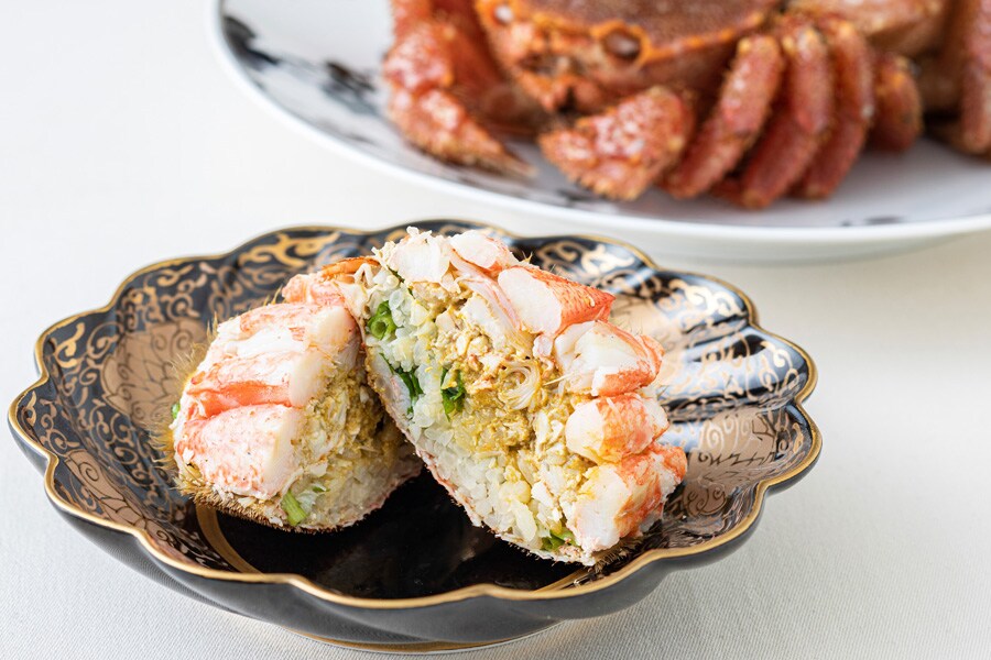 ディナーで人気の一皿「北海道産 毛蟹のクラブケーキ」。