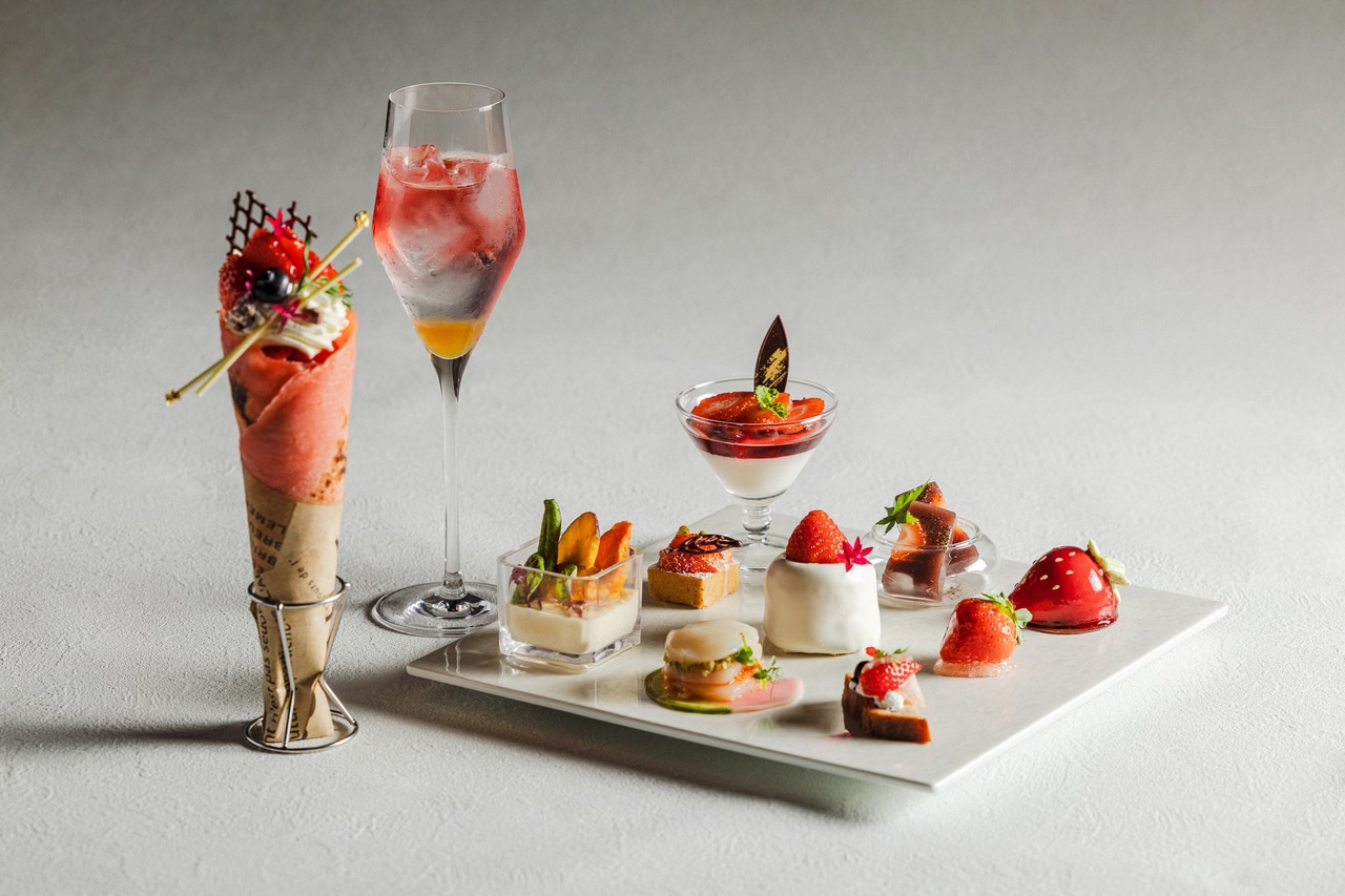 「いちごアフタヌーンティー～Strawberry Symphony～」のイメージ。1名6,000円、3時間滞在プラン1名6,500円、シャンパン1杯付き1名7,200円（すべて大人料金、税・サ込）、要予約。提供期間／提供中～2026年3月31日（火）